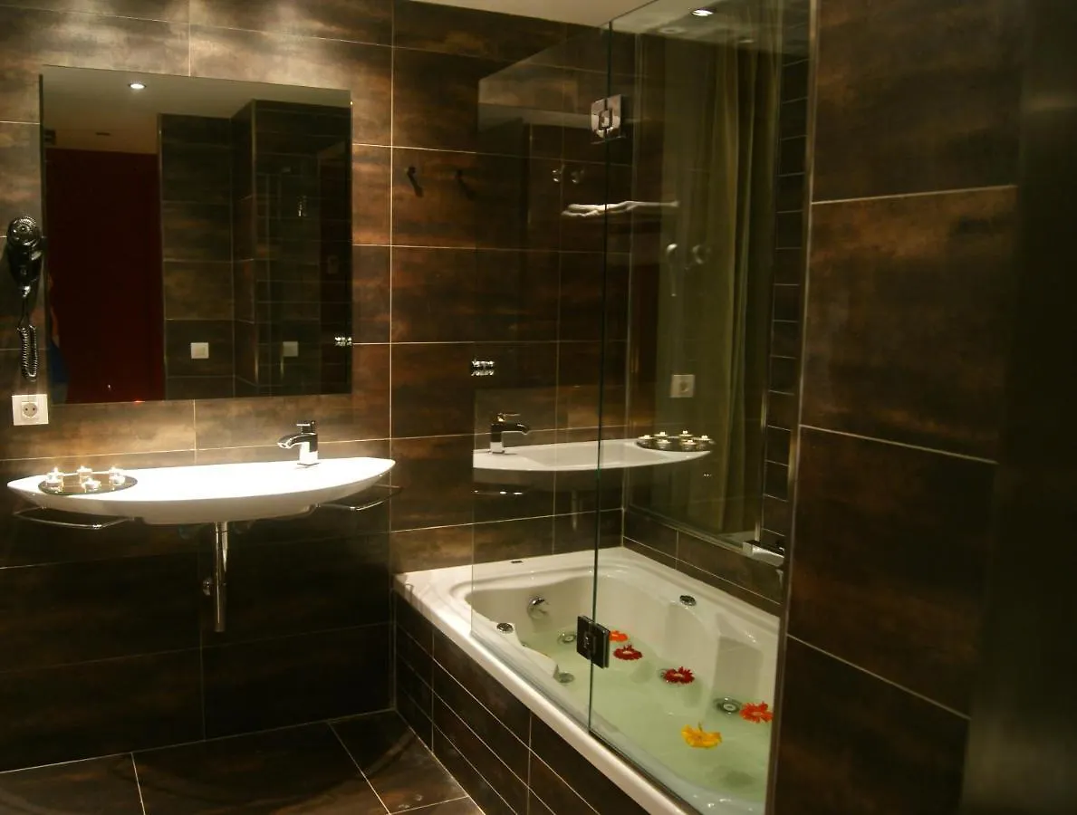 Restaurante Y Alojamiento Can Mach Guest House Tapis 2*,  Spain